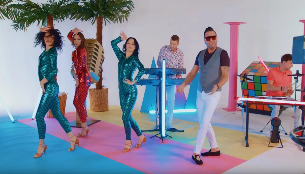 Genialna premiera disco polo od twórcy hitu "Ale Ale Aleksandra"! Nowość pt. "Na niebie gwiazd tysiące" podbija internet!