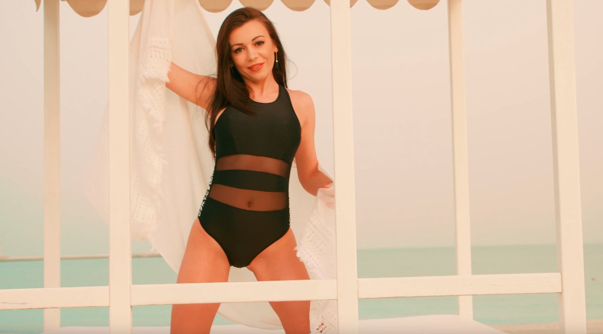 Przepiękna wokalistka disco polo prowokuje swym ciałem! Nowe wideo podbija internet! 