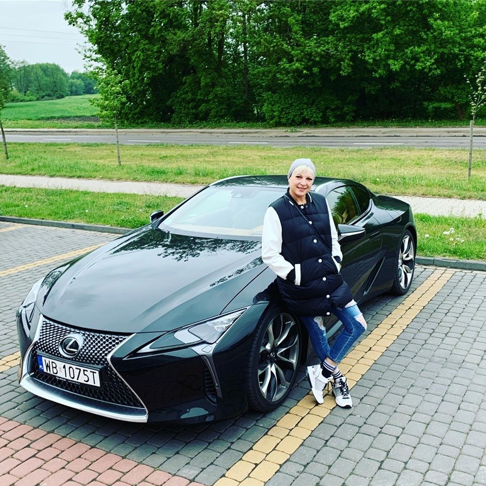 Magda Narożna i piękne, sportowe auto! Gwiazda disco polo oczarowana luksusowym samochodem! 