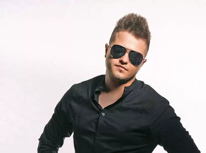 Nieprawdopodobnie przystojny wokalista disco polo podbija rynek! Fanki oczarowane jego urodą!