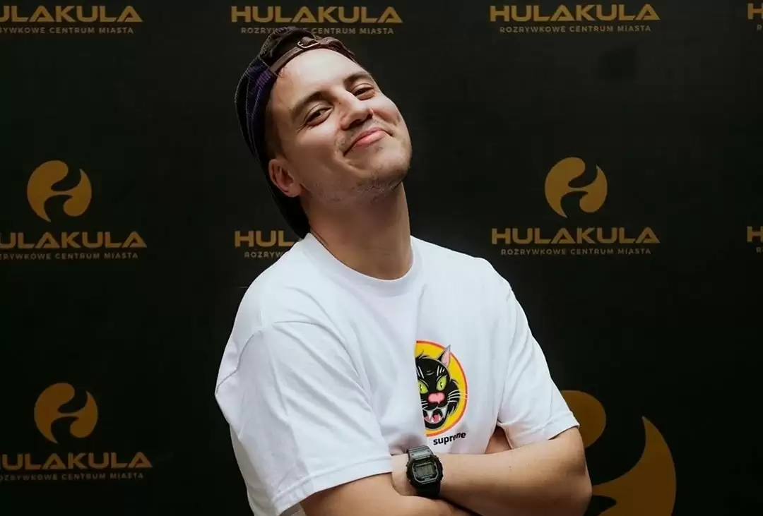 Koncerty odwołane, Liga Mistrzów również...Wokalista disco polo przywrócił te dwa wydarzenia przy jednej okazji