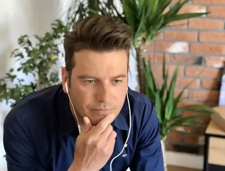 Niewiarygodne! Gwiazdor disco polo udzielił wywiadu bez spodni! 