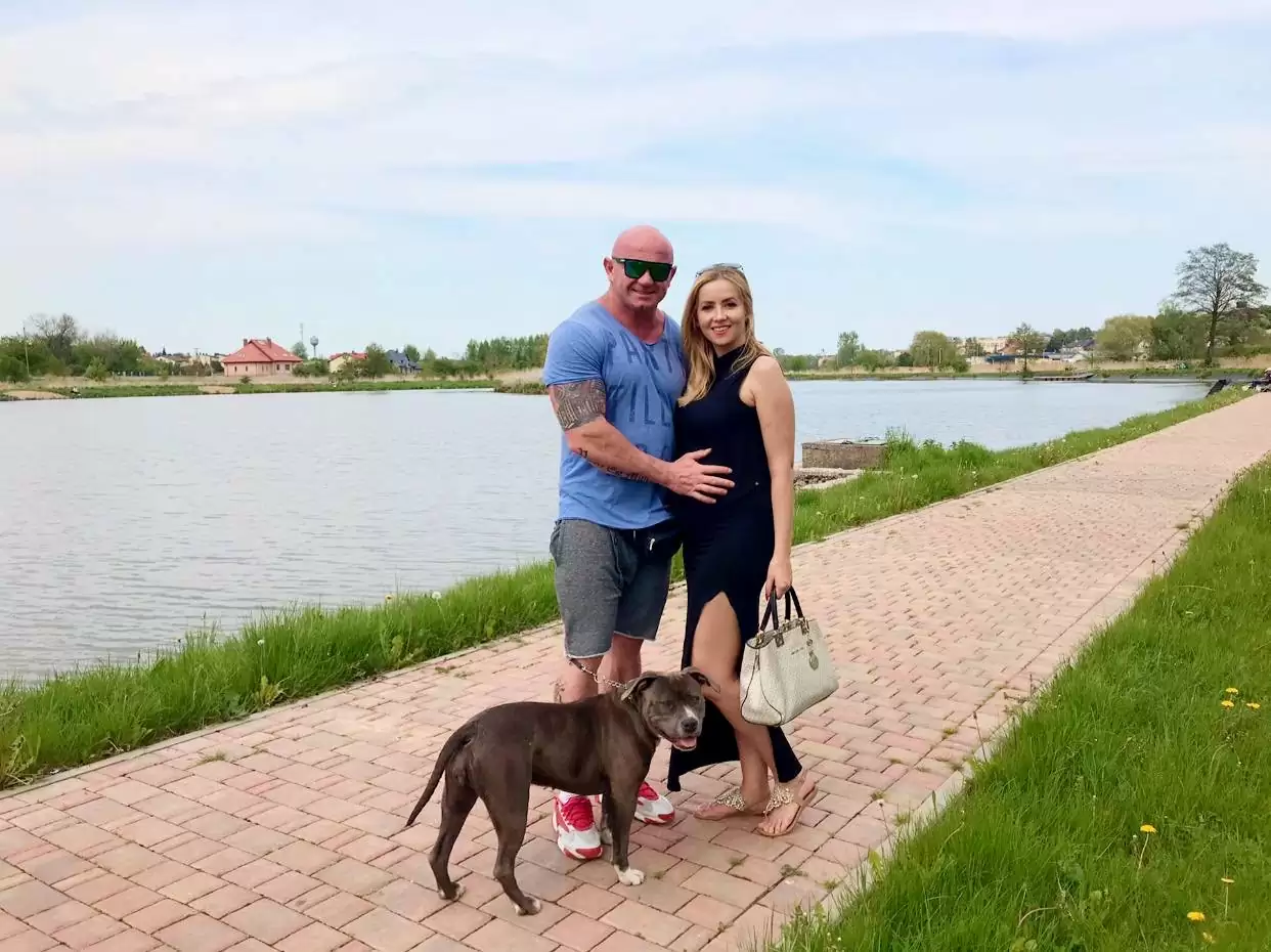 To już pewne! Pudzianowski zostanie ojcem! W sieci pojawiło się zdjęcie pary, na którym widać ciążowy brzuszek!