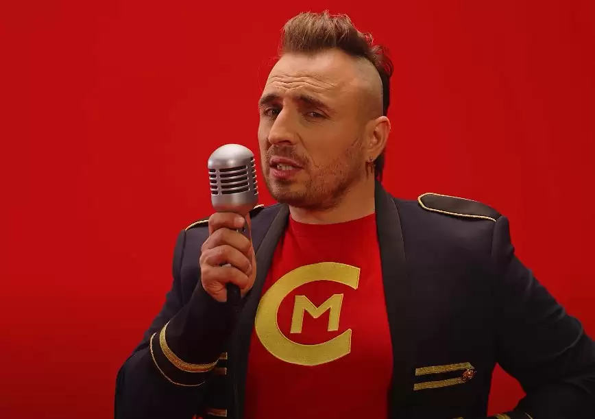 Teraz już nie ma wątpliwości! Gwiazdor disco polo przełamał granice! W jego teledysku wystąpiła kura!