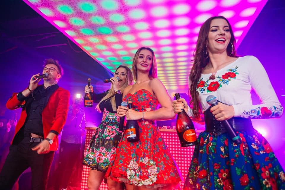 Korek od szampana się nie zamyka! Popularny zespół disco polo Top Girls odnotowuje wielki sukces.
