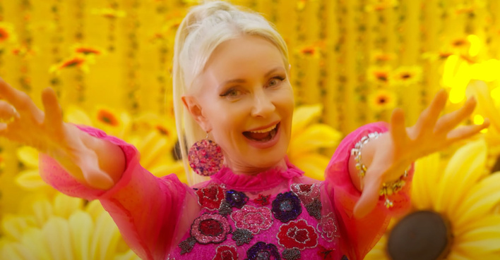 Gwiazdy disco polo w utworze włoskiej artystki „Nie bierzcie tego utworu na poważnie„ - prosi grupa MEJK! Posłuchajcie premiery „Słońce świeci„