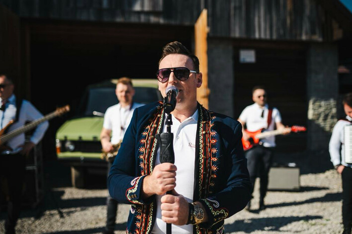 Nowość od Szalonego Drużby! ”Bądź” to taneczna petarda! Posłuchaj jako pierwszy! 