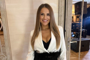 Miniatura artykułu - Aleksandra Ligęza z Alexa & Fonzy rozpaliła sieć. Te nogi i dekolt! To najpiękniejsza wokalistka w disco polo?