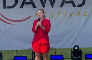 AniaAmy nie odwołała występu mimo kontuzji. Na scenie Dawaj Festival pojawiła się w ortezie