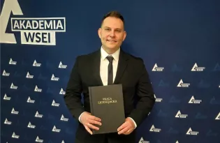 Arek Rybczyński z zespołu Prezydent obronił pracę licencjacką. Gitarzysta disco polo z dyplomem