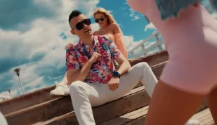 Avinion Dance wraca po latach z premierą „Wakacyjny hit". Teledysk jest już w sieci