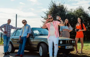 Bartii wrócił do lat 90. z Walkmanem! Zobacz fragment teledysku „Disco Polo”