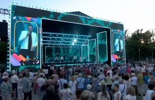 Bayer Full zaśpiewał „Wszyscy Polacy" w Toruniu
