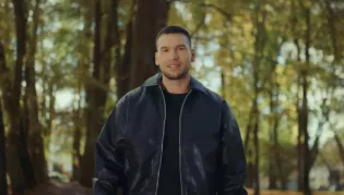 Bayera z gorącą premierą! Nowa piosenka „Ona jest” już w sieci