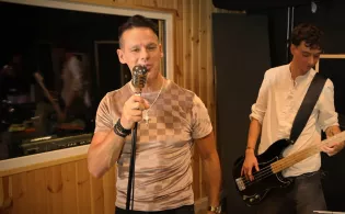 Belfer69 nagrał piosenkę z prawdziwymi trąbkami. „Złoty Kurz” to ukłon w stronę Wodeckiego i Krawczyka