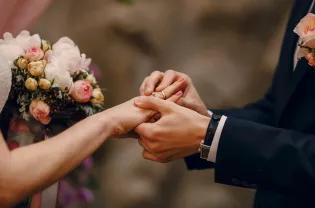 Cała na biało przy wraku auta. Panna młoda przeżyła koszmar w dniu ślubu