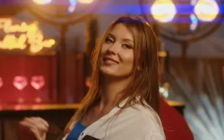Cała sieć nuci ten refren. „Ananas" Dejwa wjechał na wakacyjne imprezy z hukiem!
