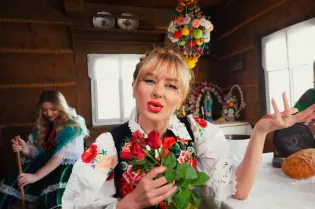 Co się dzieje, gdy Qinga zaczyna śpiewać „Róże" na koncercie?