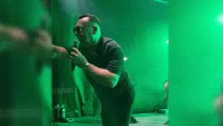 Coraz szybciej i coraz głośniej! Szalony Drużba zaśpiewał w Kozłowie weselny przebój „Jaki tu spokój”
