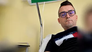 Czekał pół roku na tę operację! Gwiazdor disco polo już po zabiegu. Jak się czuje?