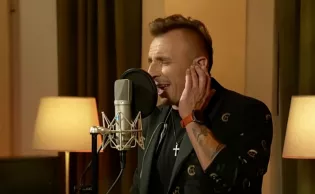 Czy Czadoman ma najlepszy wokal w disco polo? Jego „Ruda tańczy jak szalona" na żywo w Kanale Zero robi wrażenie!