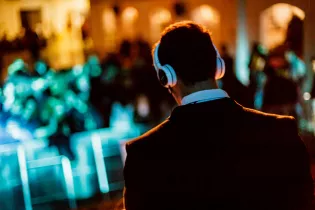 Czy DJ na wesele zawsze wychodzi taniej niż zespół? Jeden pakiet burzy to przekonanie