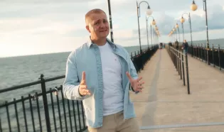 Czy „Królowa nocy" Szymona Jankowskiego to hit jesieni? Teledysk z Międzyzdrojów zebrał pierwsze komentarze