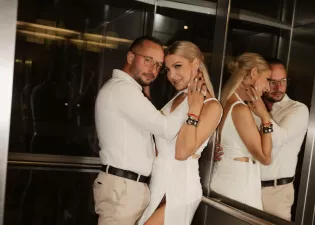 Czy to najodważniejsze zdjęcia Magdy Narożnej z partnerem?! Wokalistka disco polo wtuliła się w Krzysztofa Byniaka w windzie