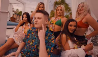 Czy „Wakacyjny Cmok" Maćka Kasprzyka to hit lata? Nowa piosenka disco polo już przebiła 800 tysięcy
