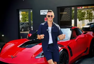 Czym jeździ Kuba Urbański z Playboys? Wokalista pokazał sportowe auto, które kosztuje jak mieszkanie