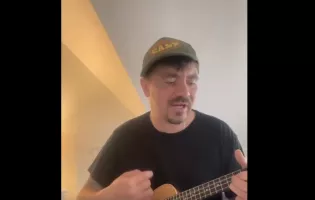 Daniel Martyniuk wraca do sieci! Wziął ukulele i zaczął śpiewać. Musisz to zobaczyć