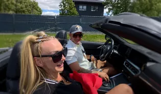 WOW! Dawid Narożny dostał od żony samochód warty kilkaset tysięcy złotych! To sportowe cabrio!