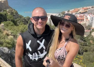Dawid Narożny pokazał przedpremierę „Ona jest taka cudowna" w nowym brzmieniu. Hit wakacji?