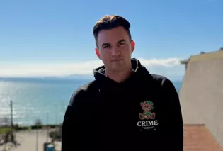 Dawid Tymiński zaśpiewał „Love" z gitarą i sieć oszalała. Tak brzmi hit lata w innej wersji
