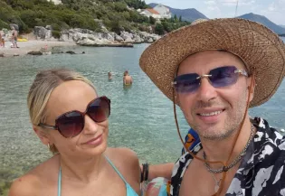 Dekolt żony Geska na pierwszym planie. Zdjęcie z chorwackiej plaży rozgrzało profil wokalisty disco polo