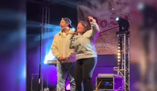 DiscoBoys zaprosili na scenę fankę Klaudię. Zaśpiewała „Brunetki"! To prawdziwy hit internetu!