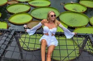 Długie opalone nogi i koronkowy komplet! Joanna Narożna w bajecznym kadrze rozpaliła obserwatorów