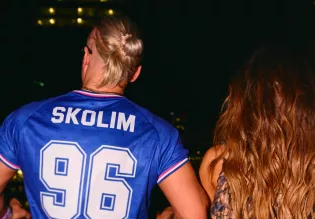 Doda kazała mu sprzedawać kiełbasę. Skolim odpowiedział jej!