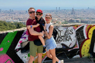 Miniatura artykułu - Dorota Pstrągowska z zespołu Mig pokazała męża i synka. Rodzinne kadry z Barcelony