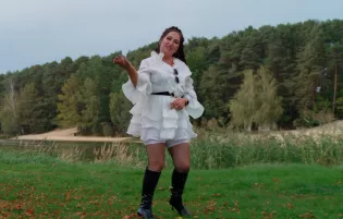 Ewelina Szydłowska wzrusza piosenką „Podziękowania dla Rodziców”! Teledysk już jest