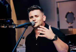 Gdzie zagra Arek Kopaczewski? Sprawdź terminarz koncertów z zespołem od czerwca aż do października