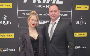 Głęboki dekolt i czerwone usta. Natalia Magical zachwyciła na konferencji PRIME MMA!