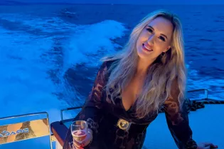 Głęboki dekolt i odważna poza gwiazdy disco polo! Piękna Jesika kusi na pokładzie jachtu