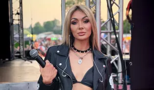 Gorąca Małgorzata Główka z CamaSutry tuż przed występem. Skóra, ćwieki i głęboki dekolt liderki disco polo