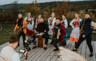 Gorąca premiera z Podkarpacia! Demeters wydali folkowy hit „Rzeszowska Dziewczyna”