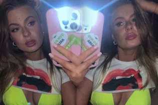 Gorąco na profilu Marleny Sztando! Wokalistka Dziewczyn kusi w neonowym bikini i odsłania dekolt!