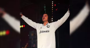 Gwiazda disco polo MiłyPan w koszulce Legii zaśpiewał „Sen o Warszawie”