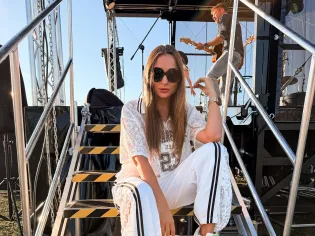 Gwiazda disco polo w bieli przy scenie! Paula z Enjoy kończy lato i szykuje nowość