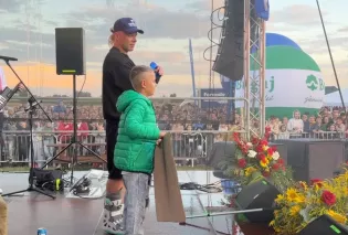 Idol, który nie zawodzi najmłodszych. Skolim przerwał koncert dla Adasia i odśpiewał mu urodzinowe „100 lat"