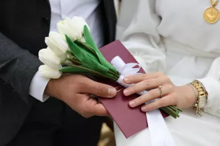 Ile dać do koperty na wesele w 2026 roku? Świadkowie i najbliższa rodzina najczęściej wskazują jedną kwotę